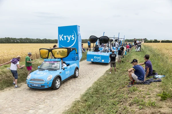 Krys Caravan บนถนน Cobblestone- Tour de France 2015 — ภาพถ่ายสต็อก
