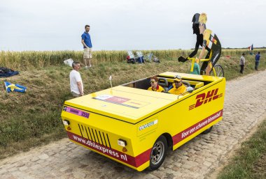 DHL araç üzerinde bir Arnavut kaldırımlı yol - Fransa Bisiklet Turu 2015