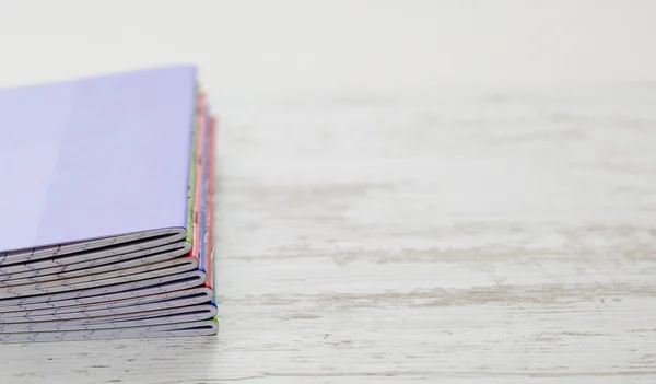 Stapel bunter Notizbücher — Stockfoto