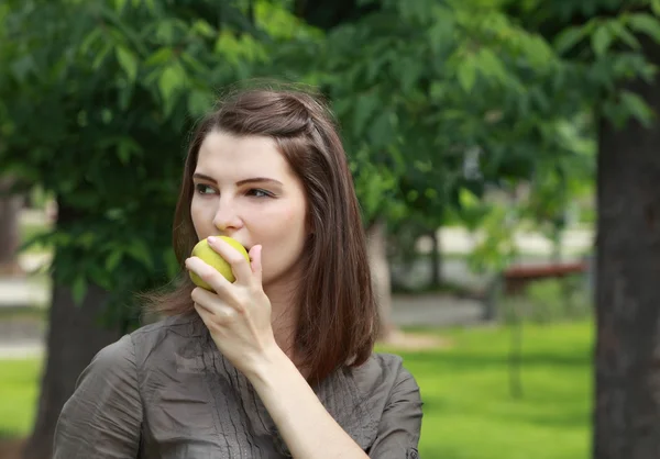 青リンゴを食べる女性の肖像 — ストック写真