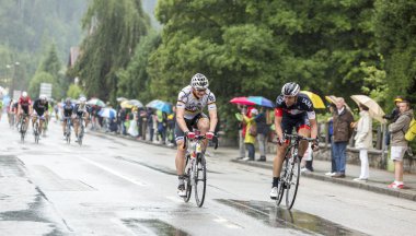İki bisikletçiler yağmur - Tour de France 2014 sürme