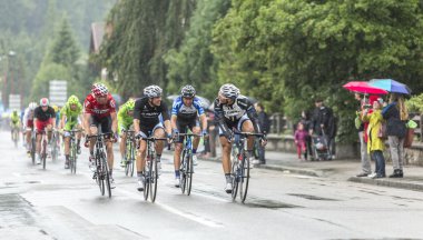 Grup bisiklet sürme yağmurda - Tour de France 2014