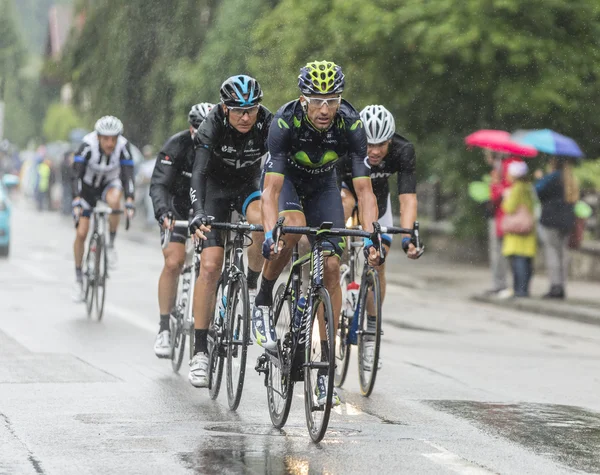 Grupo de ciclistas que cabalgan bajo la lluvia - Tour de France 2014 — Foto de Stock