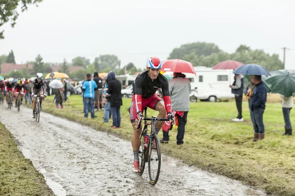 O ciclista Gatis Smukulis em uma estrada coberta - Tour de France 2 — Fotografia de Stock