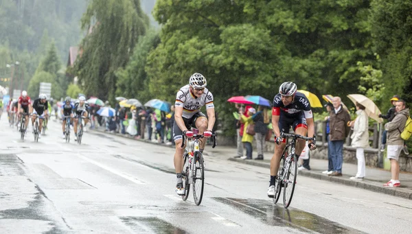 İki bisikletçiler yağmur - Tour de France 2014 sürme — Stok fotoğraf