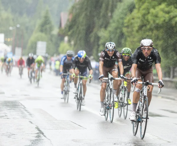 Grupo de Ciclistas Montando na Chuva - Tour de France 2014 — Fotografia de Stock