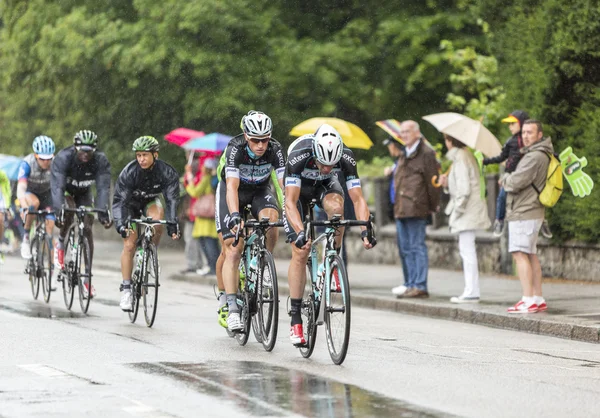 Gruppo di ciclisti in sella alla pioggia - Tour de France 2014 — Foto Stock