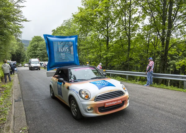 Vehículo Ibis Budget Hotel en las montañas de los Vosgos - Tour de France 2 — Foto de Stock