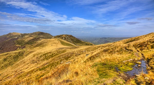 Herbstlandschaft in vulkanischen Bergen — Stockfoto