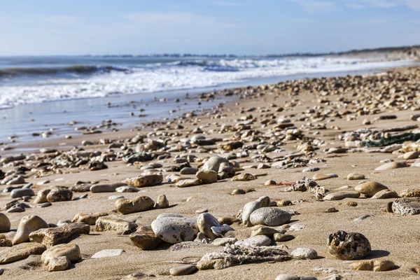 Playa rocosa en la costa atlántica — Foto de Stock