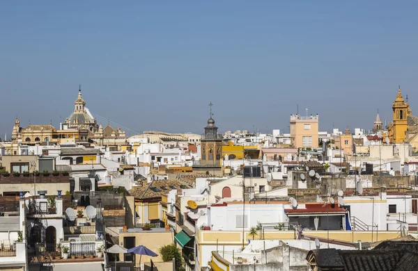 Stadsbild med roffs av byggnader i Sevilla — Stockfoto