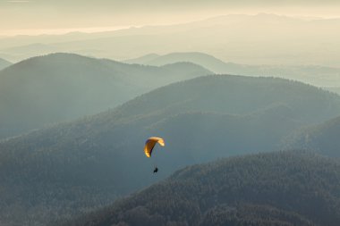 bir peyzaj üzerinde adam yamaç paraşütü
