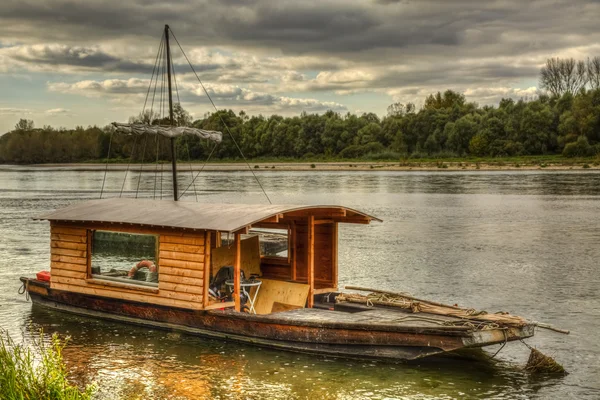 Деревянная лодка в долине Луары во Франции — стоковое фото