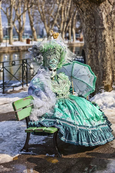 Personne déguisée en costume vert — Photo