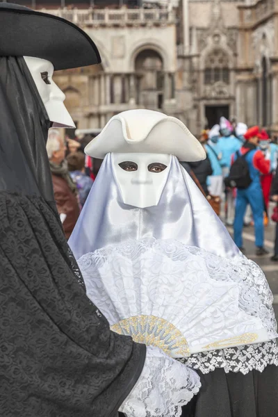 Замаскированная пара - Venice Carnival 2014 — стоковое фото