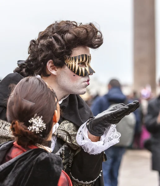 Venedik öpücüğü - Venedik Karnavalı 2014 — Stok fotoğraf