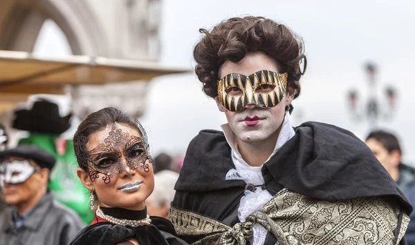 Casal veneziano - Carnaval de Veneza 2014 — Fotografia de Stock