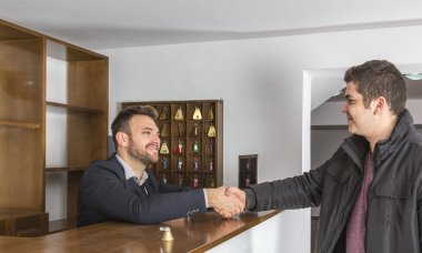 Resepsiyonist ve el sıkışan bir istemci