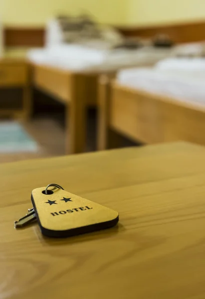 Egy kulcs-ból egy két csillagos hostel szoba — Stock Fotó