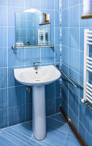 Interieur van een blauwe badkamer — Stockfoto