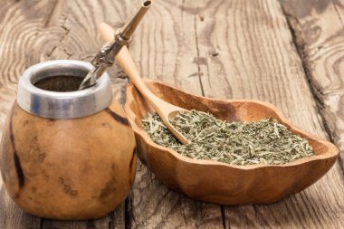 Hayat boyu ahşap masada çay aksesuarları.