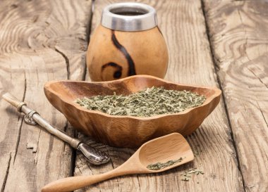 Hayat boyu ahşap masada çay aksesuarları.