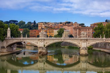 Ponte Vittorio Emanuelle ll. Roma manzarası. İtalya.