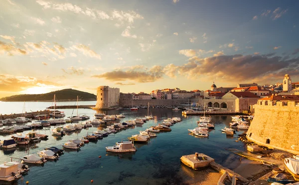 Dubrovnik şehir limanda. Hırvatistan. — Stok fotoğraf