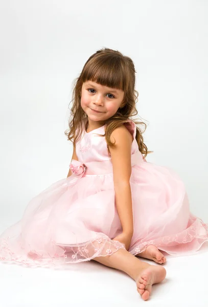 年轻漂亮的女孩，穿着一件花哨的粉红色连衣裙 — 图库照片