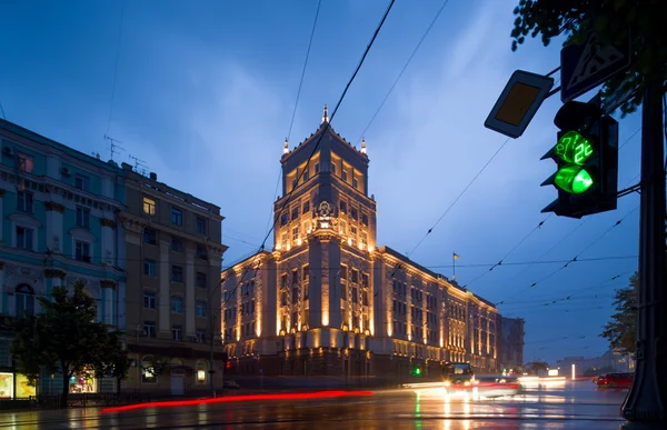 Rua em Kharkov durante a tarde da noite. Ucrânia . — Fotografia de Stock