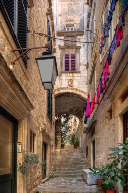 Dubrovnik dar sokakta. Hırvatistan.