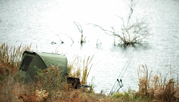 Karpfenruten Auf Einem Gestell Und Einem Zelt Der Wildnis See — Stockfoto