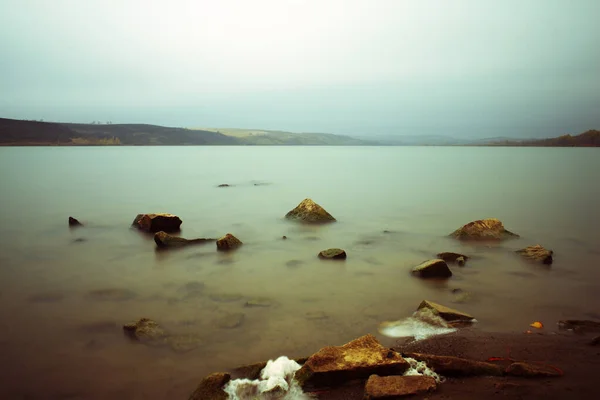 Sahilde Taşlı Bir Gölet Manzarası — Stok fotoğraf