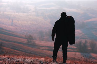 Sabahın erken saatlerinde dağlarda bir adam