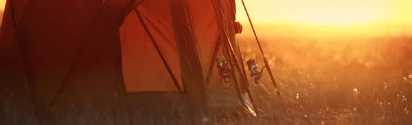 Karpfenruten Stehen Neben Dem Zelt Der Sonne — Stockfoto