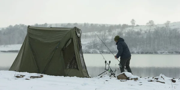 Gölde balık avlamak için olta kamışı kullanırız.