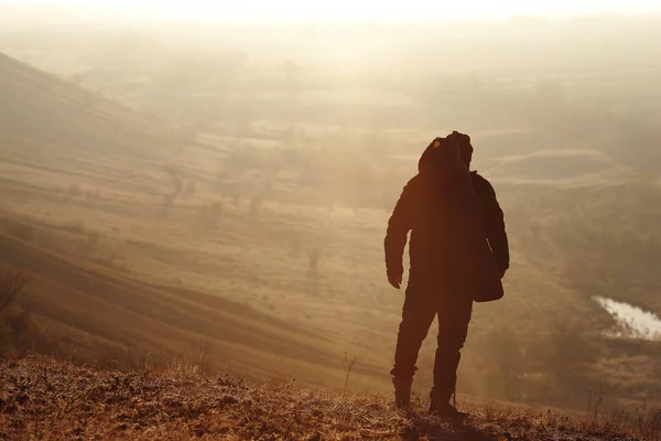 Viajante Sexo Masculino Com Uma Mochila Nas Montanhas Sol — Fotografia de Stock