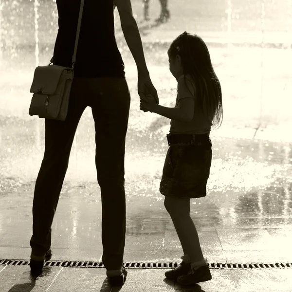 Anne ve kızı yağmur altında