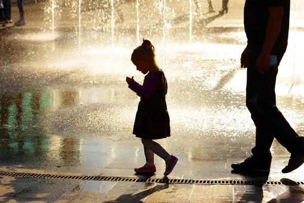 Mãe e filha na chuva — Fotografia de Stock