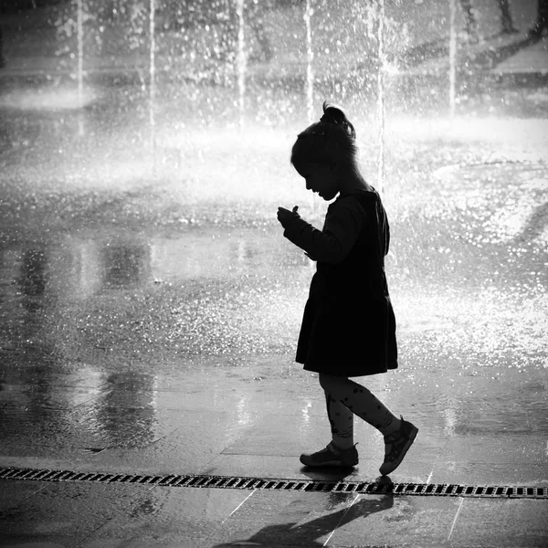 sokakta yürüyen kız