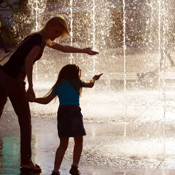 Mère et fille sous la pluie Image En Vente