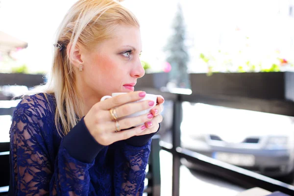 Meisje met koffie — Stockfoto