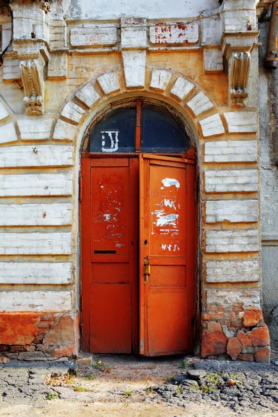 Alte schäbige Türen — Stockfoto