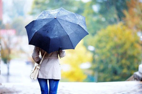 Meisje in de regen Stockfoto