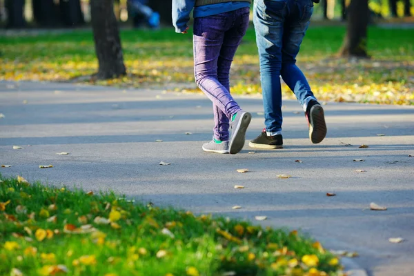 Pessoas andando no parque de outono — Fotografia de Stock