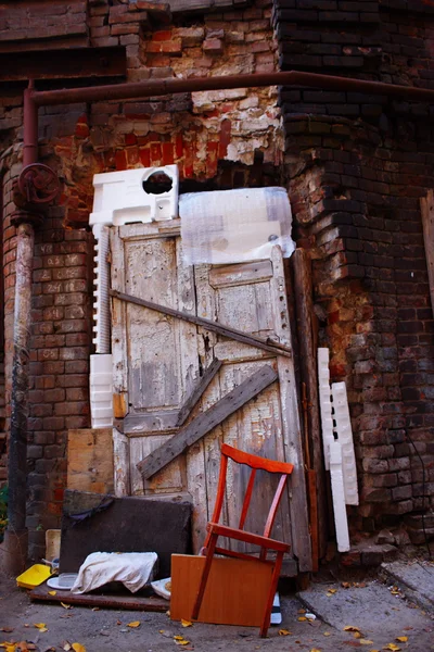 Stary obdrapane drzwi — Zdjęcie stockowe