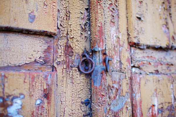 Stary obdrapane drzwi — Zdjęcie stockowe