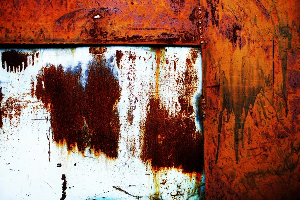 Rostiges Metall mit alter rissiger Farbe — Stockfoto