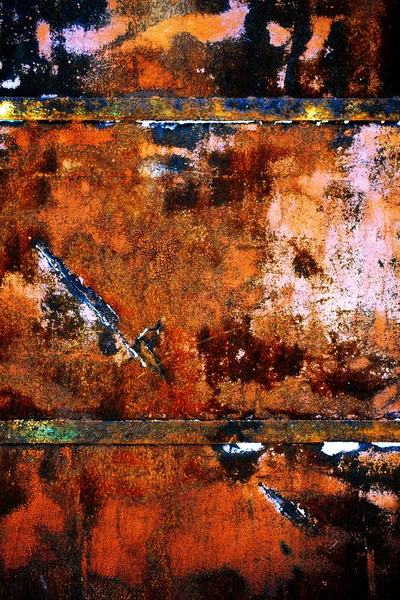 Обветшалый ржавый металл со старой потрескавшейся краской — стоковое фото