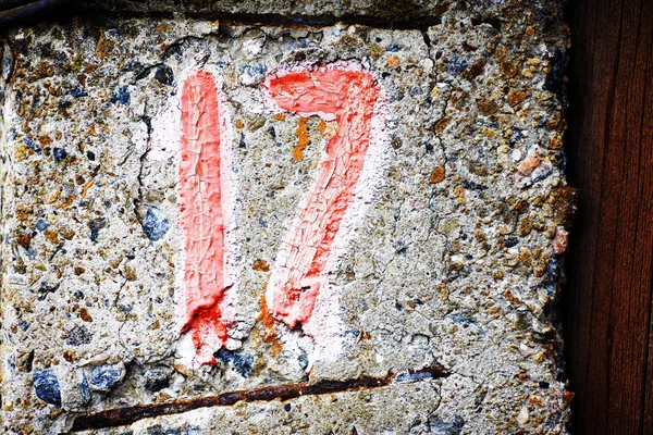 Aantal cijfers op de muur geschilderd met verf — Stockfoto